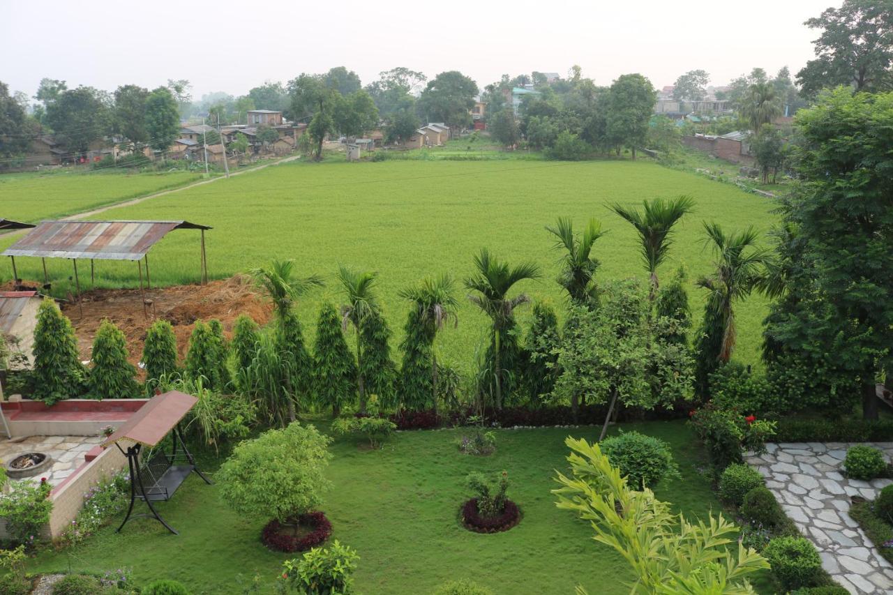 Chitwan Village Resort Sauraha Extérieur photo